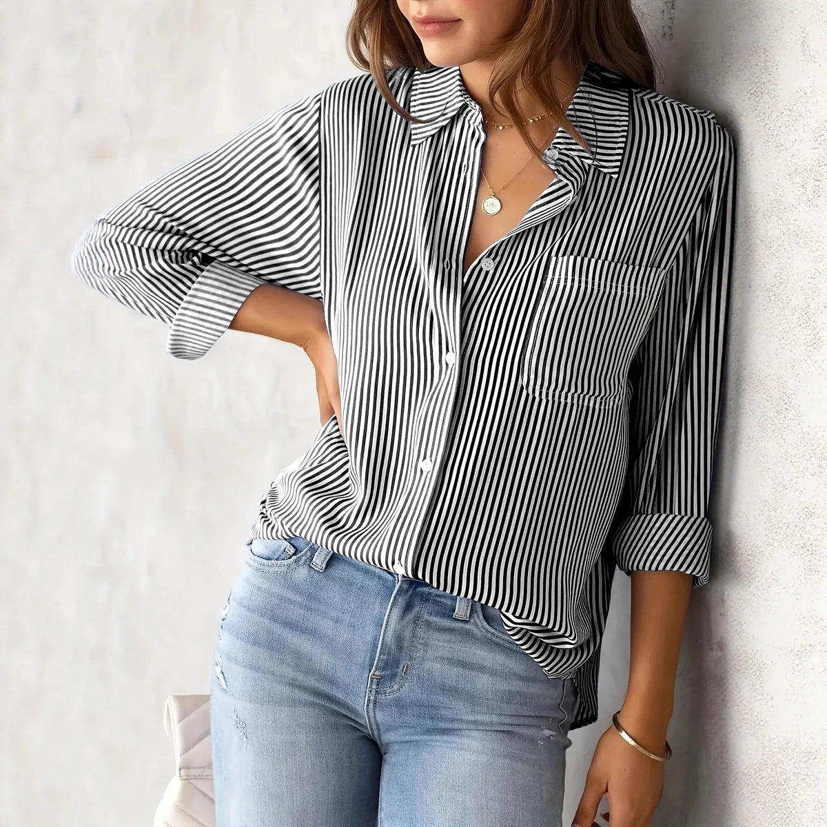 Camisa listrada, lapela e botões, manga longa, solta
