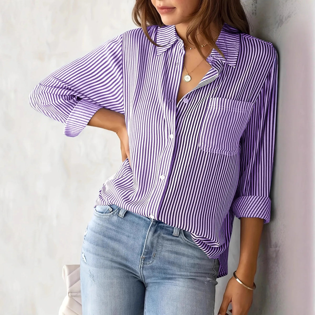Camisa listrada, lapela e botões, manga longa, solta