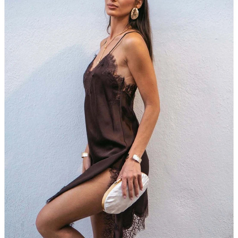 Vestido mini de renda, cetim, sem costas, assimétrico