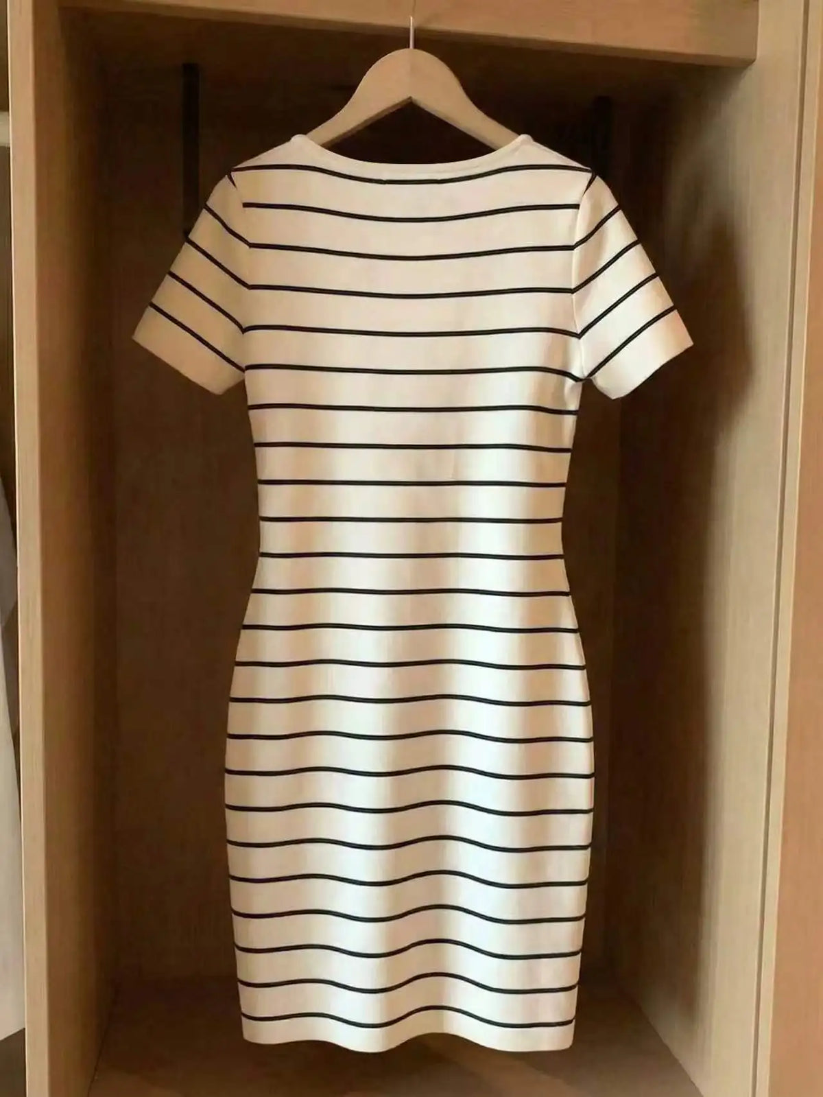 Vestido Elegante Casual com Estampa Listrada, Decote Redondo, Manga Curta