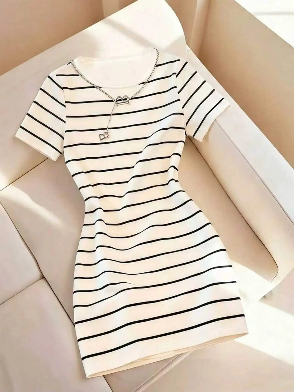 Vestido Elegante Casual com Estampa Listrada, Decote Redondo, Manga Curta