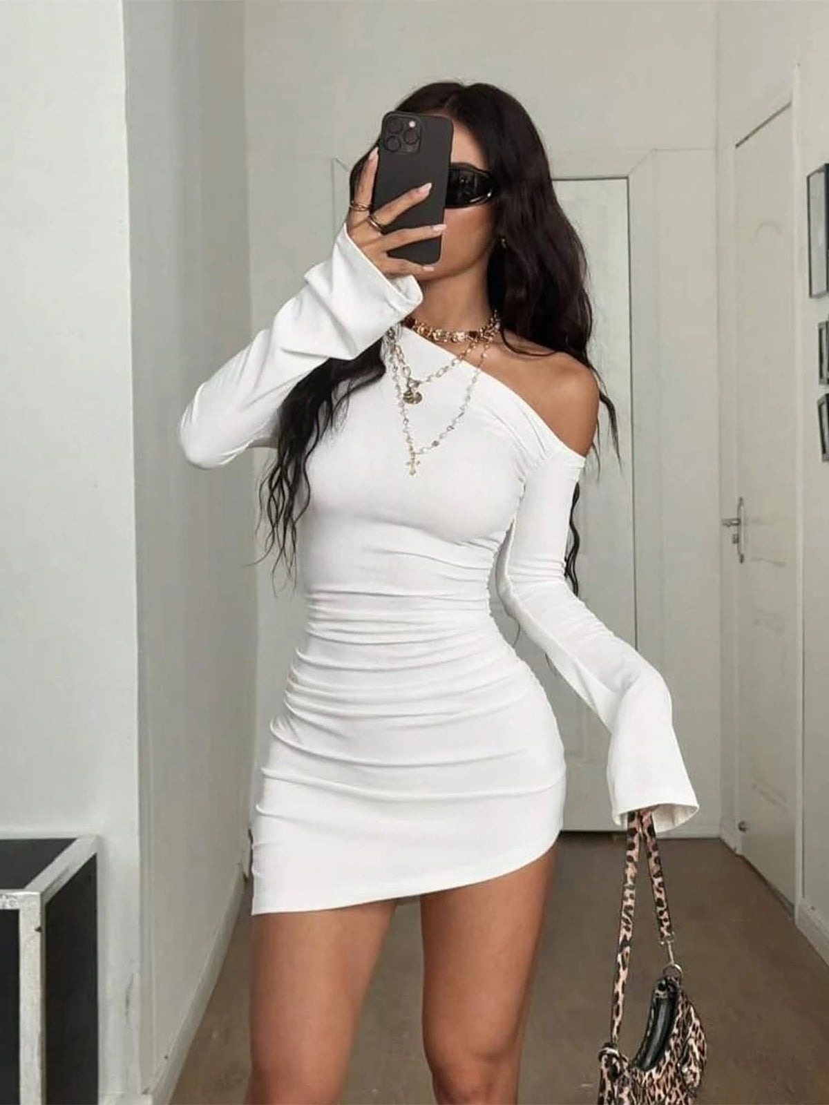 Mini vestido ombro inclinado, manga longa ruched, irregular