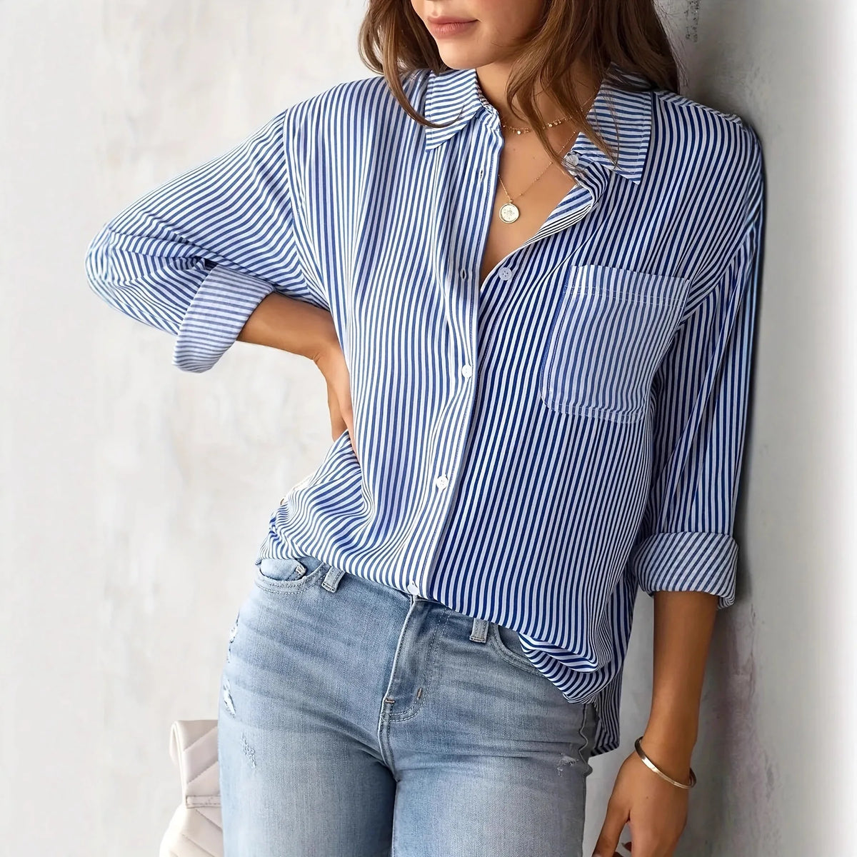 Camisa listrada, lapela e botões, manga longa, solta