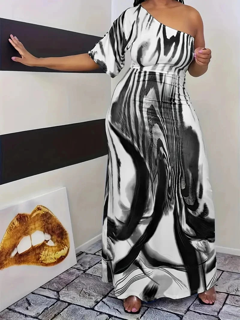 Vestido longo plus size, estampa, manga única, ombro